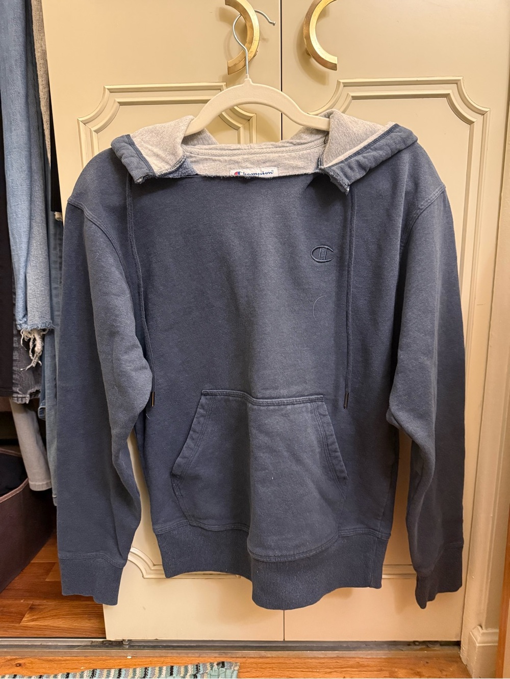 Champion Vintage-Style Navy Hooded Sweatshirt with Contrast Lining